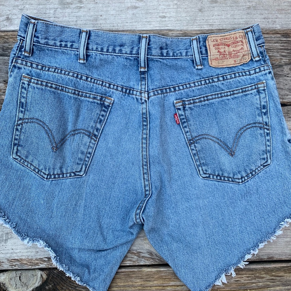 HIGH WAISTED LEVI 517 CUT OFF SHORTS